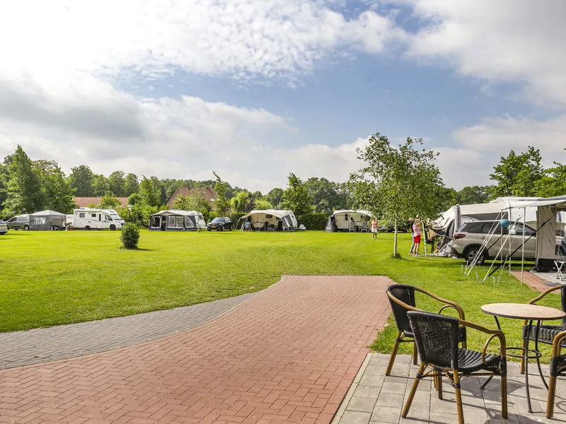 Das Tor des Campingplatzes mit der offenen Wiese dahinter