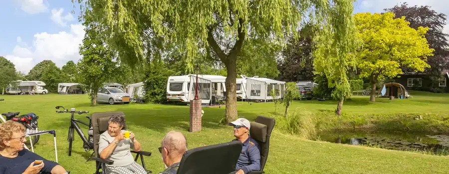 Gasten zitten in hun stoelen te genieten voor hun caravan