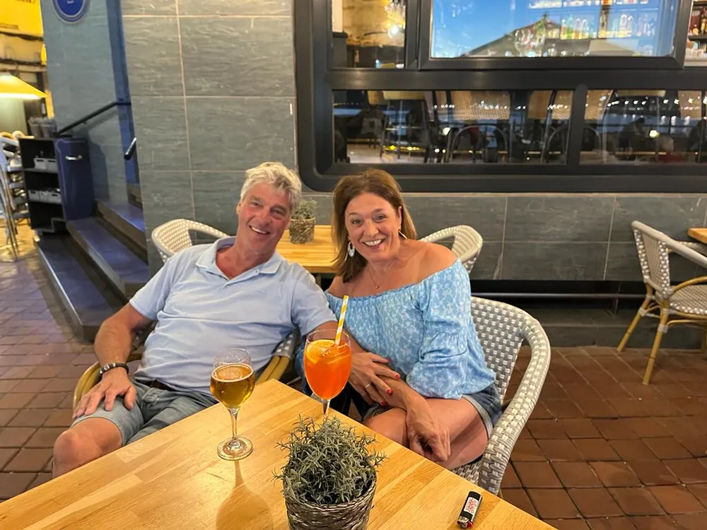 Marco en zijn partner Dianne op een terras