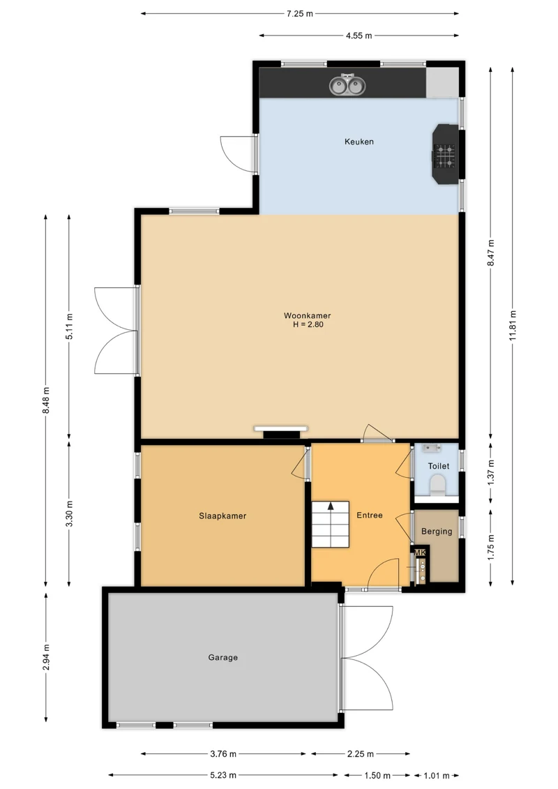 Plattegrond van de begane grond, met de keuken, de woonkamer, een slaapkamer, de entree, het toilet, de berging en de garage