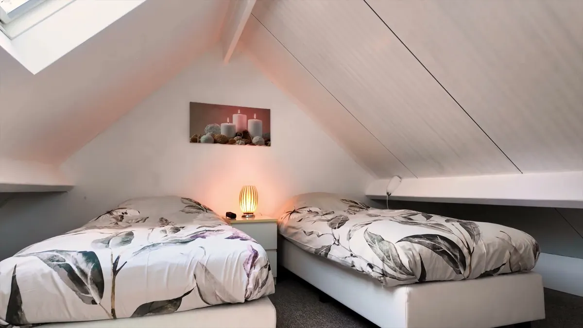 Slaapkamer met twee eenpersoonsbedden